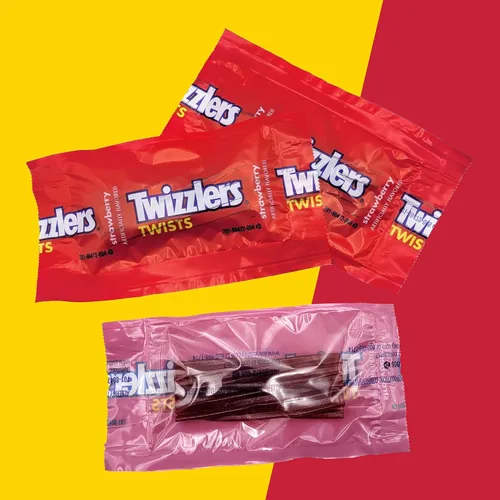 Vista 3 de Caramelo de regaliz Strawberry Twists – Bolsa de 1 libra (aproximadamente 44 piezas), golosinas dulces y masticables envueltas individualmente