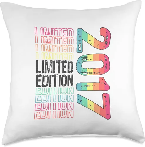 Vista 4 de Limited Edition Vintage 2017 Retro Birthday Throw Pillow