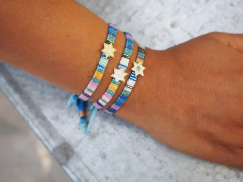 Vista 23 de Alef Bet by Paula Macrame Friendship Bracelet in Shades of Blue with Gold-plated Jewish Star of David Charm
