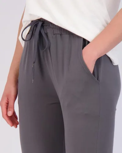 Vista 4 de Real Essentials Paquete de 3 pantalones deportivos capri para mujer, con puños, atléticos, casuales, suaves, con bolsillos