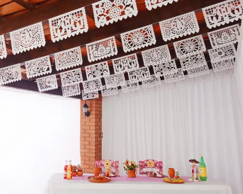 Vista 9 de Paquete de pancartas de papel picado blanco a granel de banderas mexicanas, más de 120 pies, hechas de elegante papel de seda blanco con un tema