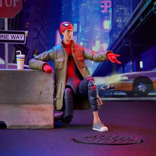 Vista 6 de Spider Man de Hasbro Marvel Legends Series, Into The Spider-Verse. Figura de acción coleccionable de Peter B. Parker de 6 pulgadas, juguete