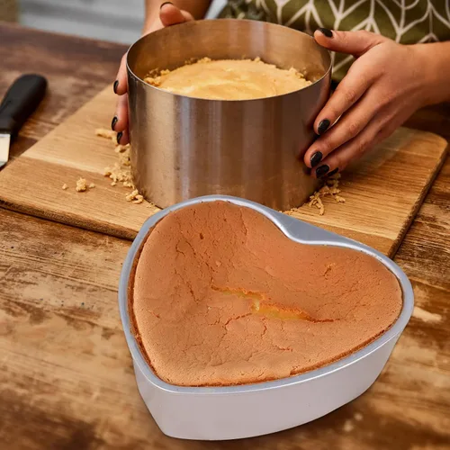 Vista 4 de Kichvoe Molde de aluminio antiadherente con forma de corazón de 8 pulgadas con parte inferior extraíble para San Valentín, cumpleaños, hornear