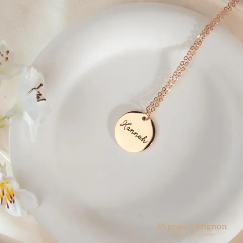 Vista 5 de MignonandMignon Collar personalizado con nombre de moneda, regalo de joyería grabada personalizada para dama de honor, cumpleaños, joyería hecha a