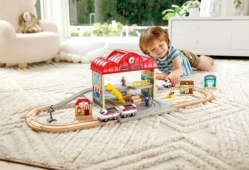 Vista 4 de Hape Juego de estación de tren de madera portátil, juego de tren para niños, rieles, estación de tren y personajes, fácil de transportar