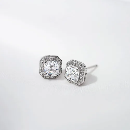 Vista 3 de Tienda Essentials Aretes de plata de ley chapados en platino o oro con circonita cúbica de elementos infinitos de corte Asscher