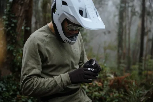 Vista 5 de POC Axion Race MIPS Bicycle Helmet - Tuned Protection for Trail Riders with Patented Safety Technology, MIPS Integra and Ultimate Adjustability for