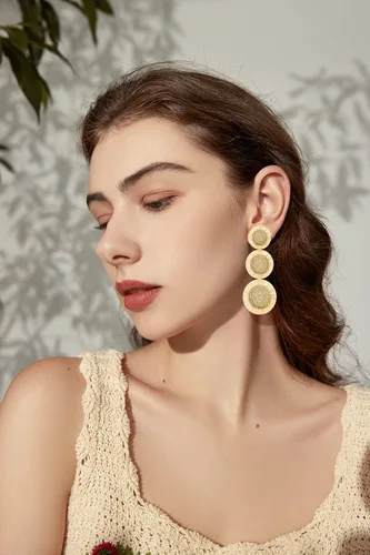 Vista 2 de Aretes largos de ratán bohemios con triple girasol para mujeres y niñas