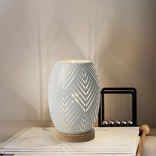 Vista 10 de Lámpara de mesa decorativa, soporte dorado de trípode con pantalla hueca de metal blanco, luz nocturna para mesita, E12 40W, sin bombilla Blanco-33