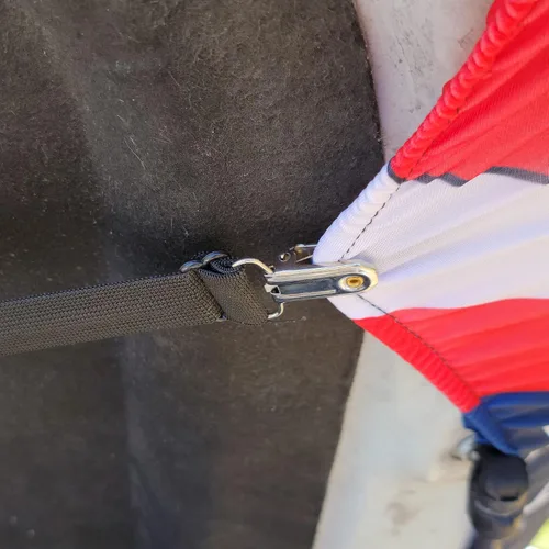 Vista 6 de [Banderas de capucha] Juego de 2 cierres elásticos triangulares resistentes para capó – Clips de metal con cuerda elástica para capó de coche