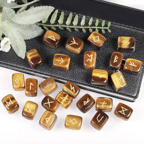 Vista 4 de Nupuyai Juego de piedras rúnicas naturales de cristal pulido de brujas con alfabeto rúnico Futhark de élder grabado para meditación y curación