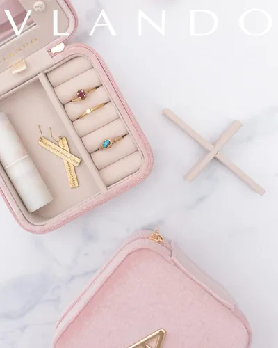 Vista 2 de Vlando Joyero de viaje de terciopelo afelpado, joyeros personalizados con iniciales para mujeres y niñas, mini organizador de viaje de joyería