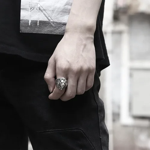 Vista 2 de Yumikoo Anillo de león para hombre, anillo de titanio y acero inoxidable abierto y ajustable