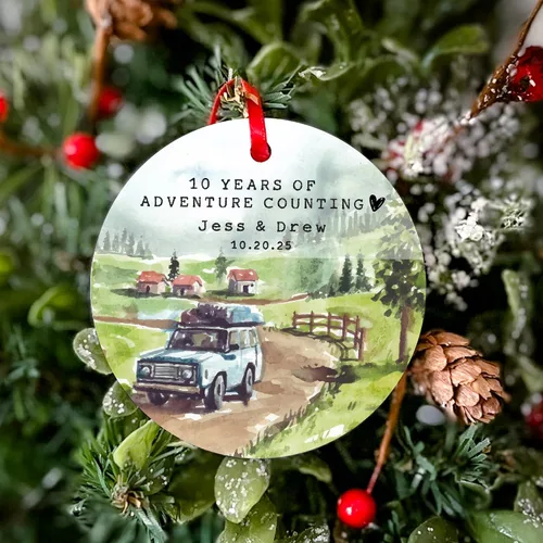 Vista 3 de Yippee Daisy Adorno de campamento personalizado – 10º aniversario para él y ella – 10 años casados juntos – Adorno de Navidad para parejas – 2025