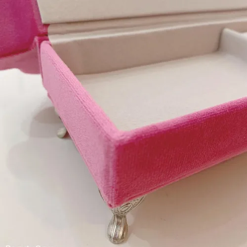 Vista 8 de Harilla Joyero en forma de diván, soporte de almacenamiento rosa, forro suave, regalo encantador, organizador de aretes para mesita de noche