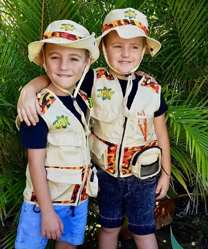 Vista 2 de Safari Kidz Outdoor Explorer Kit Conjunto de chaleco y sombrero de camuflaje naranja y rosa, aventuras de la naturaleza en el patio trasero