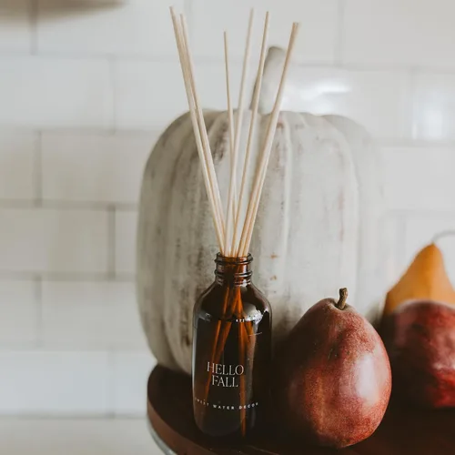 Vista 3 de Sweet Water Decor Hello Fall - Juego de difusor de varillas – Difusor perfumado de otoño de sidra caliente, canela, clavo, manzana y nuez moscada