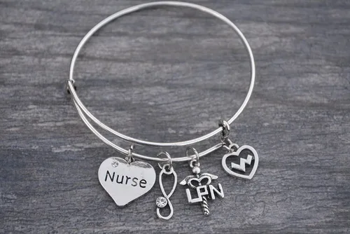Vista 2 de Infinity Collection LPN - Pulsera con dijes para enfermera, joyería práctica con licencia con corazón y caduceo, regalo de agradecimiento