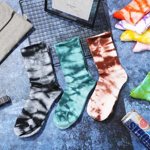 Vista 3 de SATINIOR 8 pares de calcetines de teñido anudado, calcetines novedosos de grafiti, coloridos y divertidos calcetines atléticos para mujeres, hombres