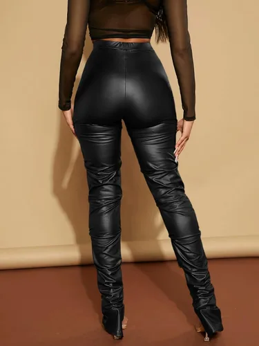 Vista 2 de MakeMeChic Leggings fruncidos de piel sintética para mujer, cintura alta, pantalones ajustados apilados de piel sintética