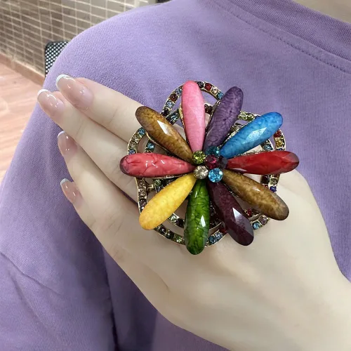 Vista 2 de Anillo de declaración de flores exageradas para mujeres y niñas, chapado en oro colorido con circonita cúbica, piedra natal, pétalos de flor