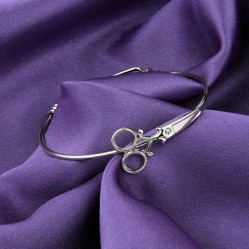 Vista 4 de Pulsera de tijeras minimalistas apilable de alambre ajustable para peluquería