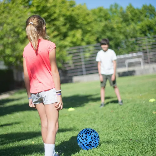 Vista 8 de Balón de fútbol tamaño 4 para niños, diseño rosa mosaico/azul, pelota de entrenamiento juvenil para niños y niñas, regalo de fútbol para interiores
