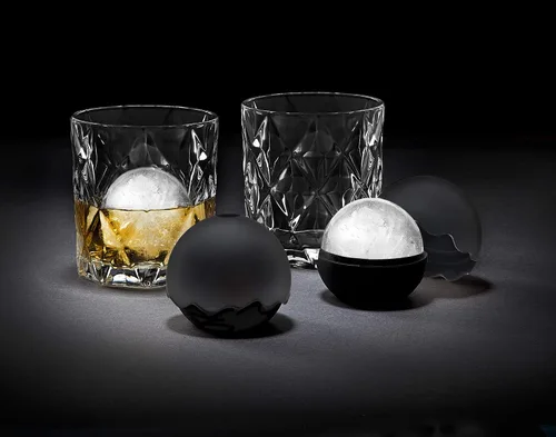 Vista 2 de Godinger Vasos de whisky Barware Old Fashion con 2 moldes de bolas de hielo de whisky refrigerado, juego de 2
