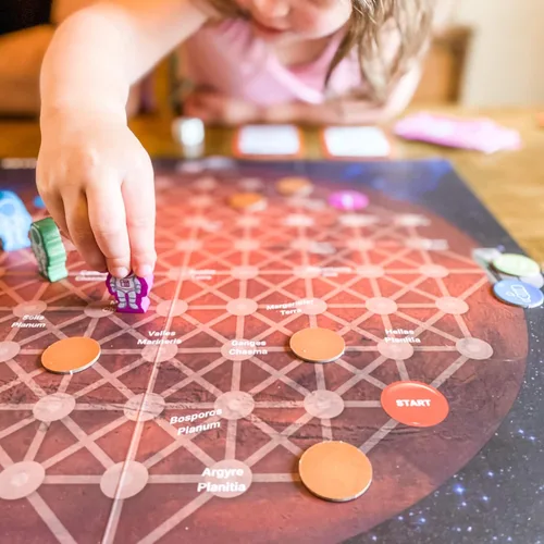 Vista 4 de ¡Juego CoderMarz para aprendices de espacio e IA! Presentado en NBC: El primer juego de mesa para niños y niñas de 6 años en adelante. Enseña sobre