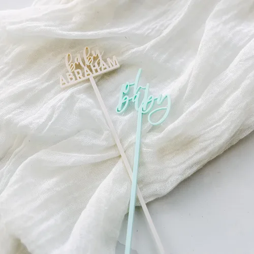 Vista 4 de The Cotton & Canvas Co. Agitador personalizado con nombre de bebé, bonitos palos de cóctel para fiesta, palitos de Swizzle personalizados, recuerdos