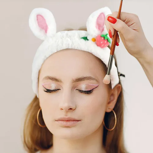 Vista 6 de CAVETEE Juego de 3 piezas de diadema linda - Diadema elástica cosmética de spa, pulsera para mujeres, cuidado facial y ducha Oreja de conejo blanco