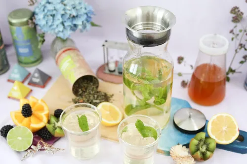 Vista 3 de Teabloom Jarra multibebida (40 onzas/1.2 L/4-5 tazas) – Prepara y sirve té helado, té frío y agua con infusión de frutas – Jarra de ciprés