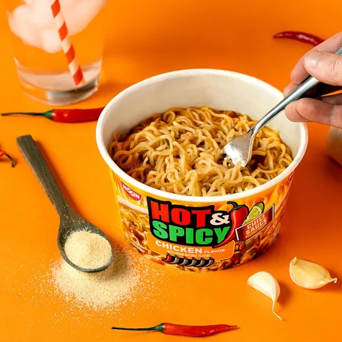 Vista 4 de Nissin Sopa de fideos ramen caliente y picante, pollo, 3.32 onzas