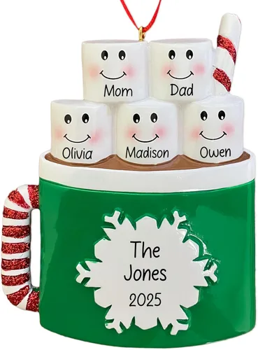 Vista 9 de Adorno de Navidad personalizado de familia de 3 de chocolate caliente 2026 Malvaviscos personalizados en taza de cacao con bastón de caramelo