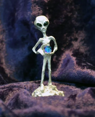 Vista 6 de Real Metal UFO Alien Holding Bola de cristal facetada Estatua de peltre gris