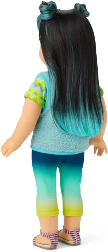 Vista 2 de American Girl Traje de campamento de Corinne's Girl of the Year 2022 para muñecas de 18 pulgadas con una camiseta de jersey de manga corta, chaleco