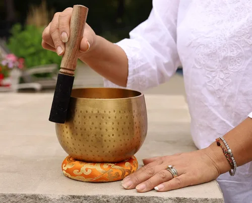 Vista 7 de DharmaObjects - Juego de cojín, mazo y cuenco tibetano cantor de meditación con anillo gong (Jumbo)