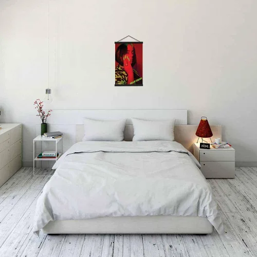 Vista 3 de Scorpio Posters Billie Eilish - Rojo - Licencia oficial - Mini póster - 11 x 17 pulgadas - con soporte para póster de madera negra