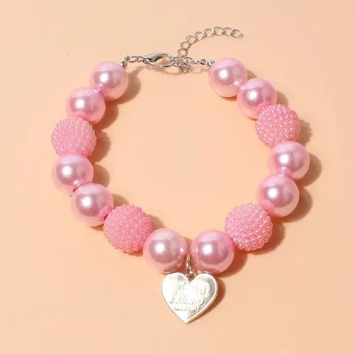Vista 4 de Lindo collar de perlas de peluche con colgante de corazón rosa, accesorios de ropa para perros, collares de perro pequeños y medianos