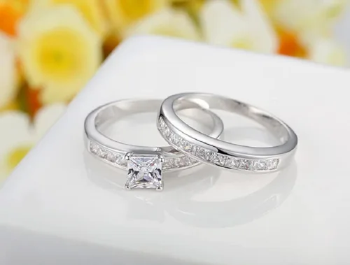 Vista 3 de LRGKMCWTOB Anillo de compromiso de plata de ley 925 de 3 quilates con circonita cúbica transparente de princesa, anillo de regalo para mujer