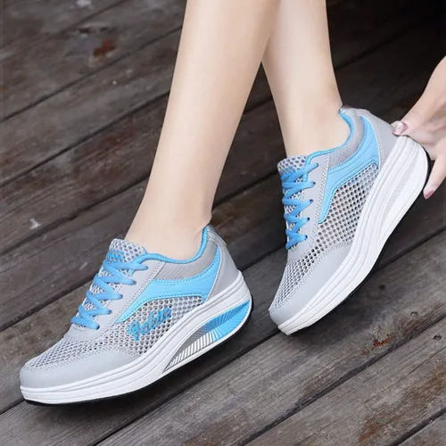 Vista 2 de Lousioa Parejas Hombres Woemen Sneakers Flying Weaving Mesh Slip-On Transpirable Ligero Runing Corde-Up Zapatos de Deportes al aire libre, 5, Azul