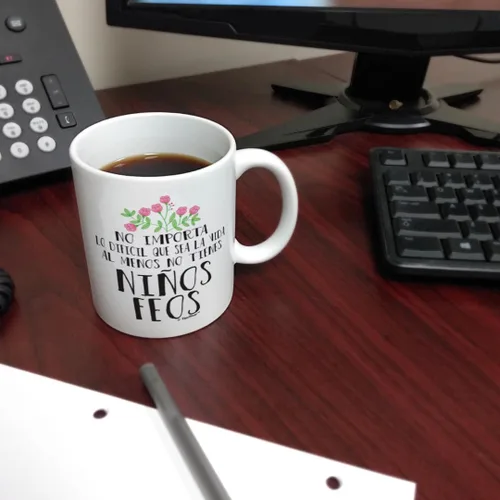 Vista 6 de Regalos para mamá papá Al Menos No Tienes Ninos Feos Mamá Hija Papá Hijo Regalos Taza de Café Taza de Té Blanco
