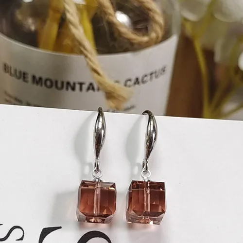 Vista 4 de Aretes de gancho de cristal con cristales Swarovski de 0.315in con forma de anzuelo clásico, regalos para mujer, chapado en platino de 14 quilates