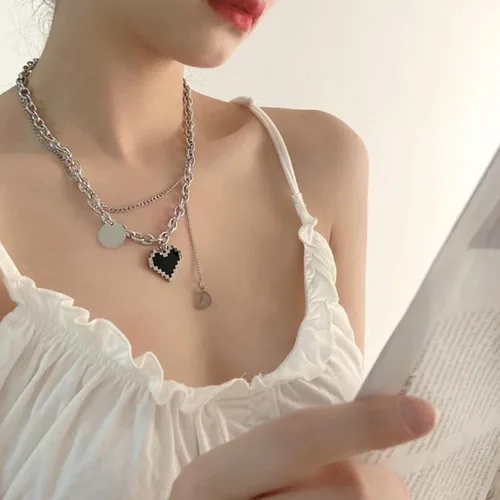 Vista 7 de Collar punk con forma de corazón de mosaico en capas, gargantilla de cadena cubana plateada con mosaico negro de roca, gargantilla de corazón