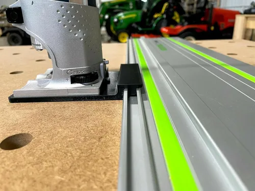 Vista 2 de ToolCurve Adaptador de riel guía compatible con el enrutador Bosch Colt 1HP - Fabricado en Estados Unidos