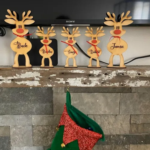 Vista 9 de Adornos de Navidad personalizados, adorno de mesa de madera de reno independiente, letrero de madera personalizado, nombre de miembro de la familia