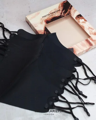 Vista 2 de KARIZMA Mascarillas Faciales de Tela Wardrobe para Mujer, Paquete de 6. 6 Máscaras Faciales Negras Suaves como la Mantequilla, Tela Lavable