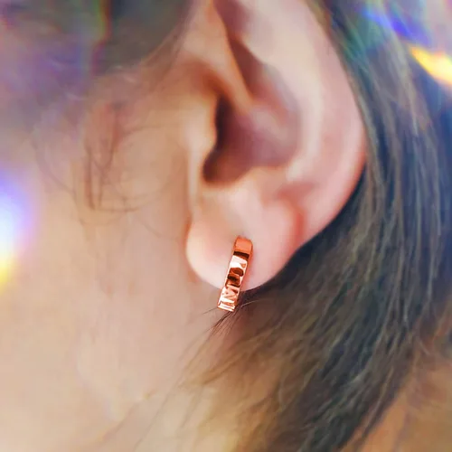 Vista 4 de Galaxy Gold GG Pendientes Huggie ovalados lisos de oro rosa macizo de 14 k, Metal Gema