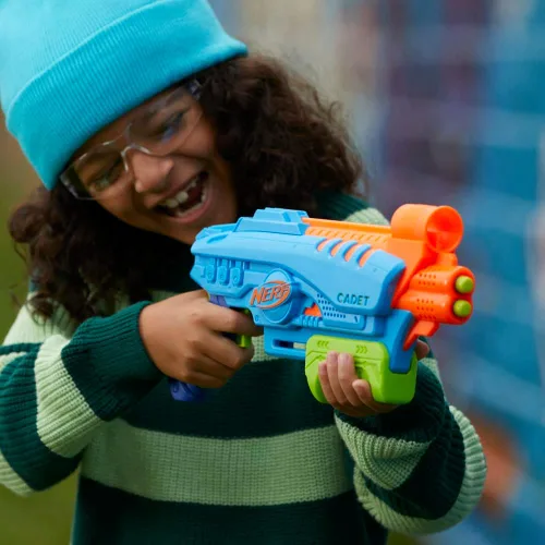 Vista 9 de Nerf Elite Jr Ultimate Starter Set, 2 lanzadores de espuma de juguete fáciles de jugar, 15 dardos Nerf Elite, 2 objetivos, juegos al aire libre