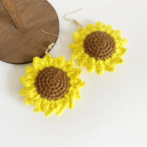 Vista 3 de Aretes colgantes únicos y ligeros hechos a mano con forma de girasol grande, bonitos aretes de gancho floral de flor bohemia para mujer, fiesta